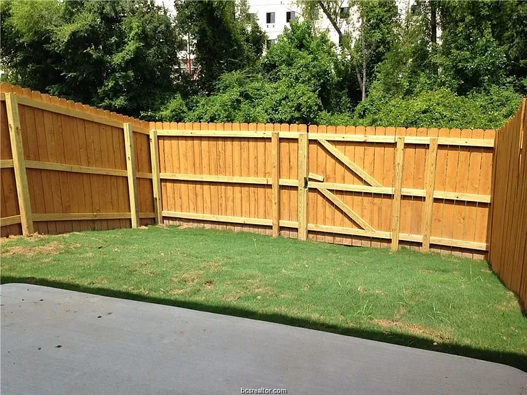 98 Forest Dr — Photo 16
