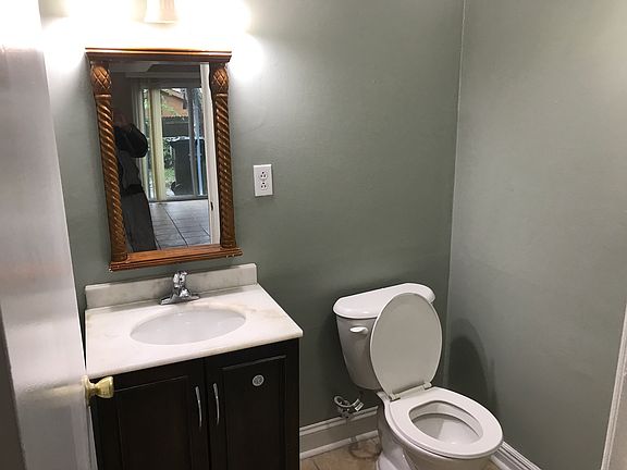 5th image of 384 Dover Ln