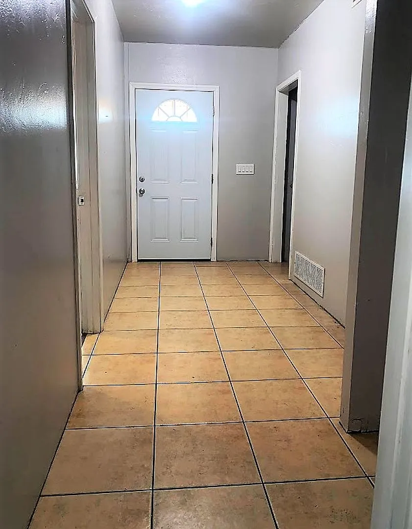 Popular 2Bdm/1.5Ba 2 Story home, All Utilities Included, Available Now! — Photo 3
