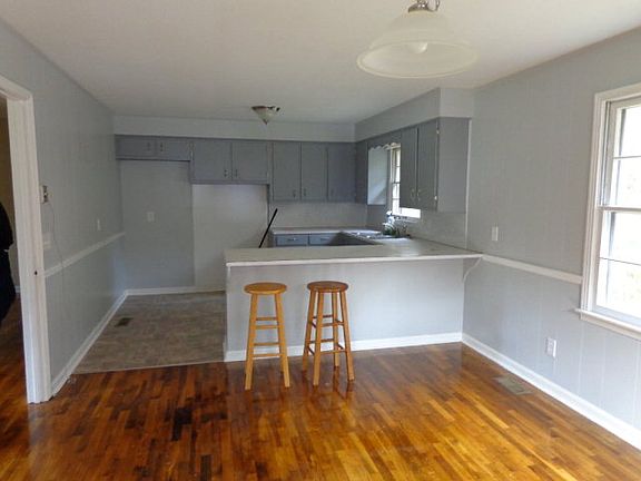 3rd image of 713 Williams St