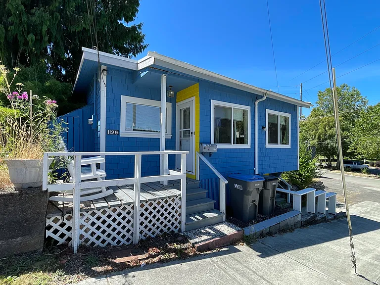 1129 Pleasant Ave — Photo 1