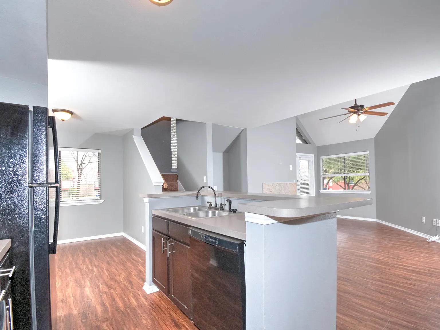2 bed, 1031 sqft, $1,600 — Photo 3