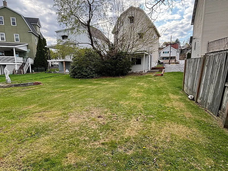 137 E Elm St — Photo 17
