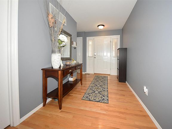 3rd image of 130 Hunters Lake Ct