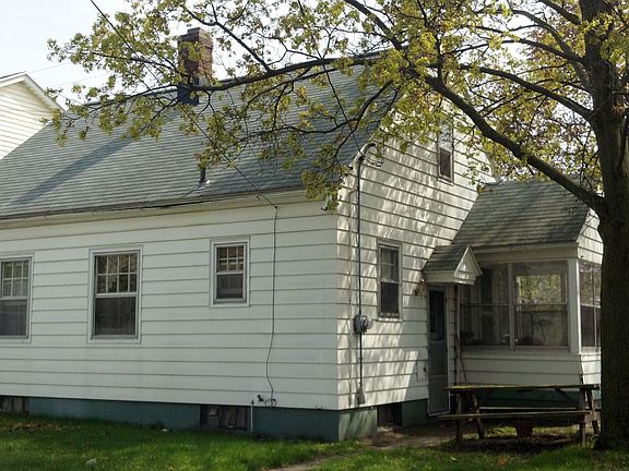 3rd image of 1001 Burton St SE
