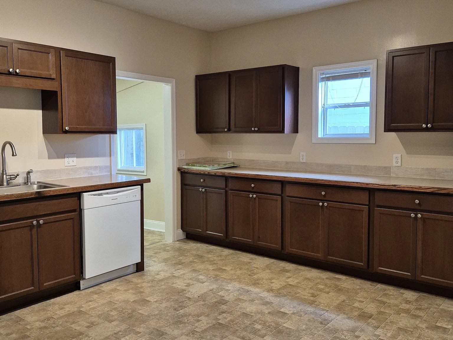 3 bed, 1200 sqft, $1,500 — Photo 3