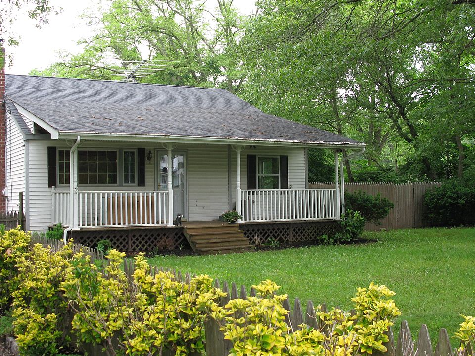 1st image of 142 Bellport Ave