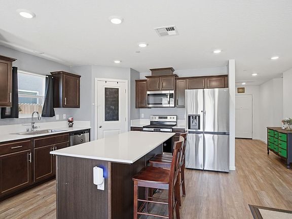 5th image of 670 Elizabeth Ct