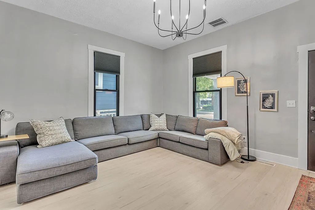 2 bed, 1300 sqft, $2,500 — Photo 2