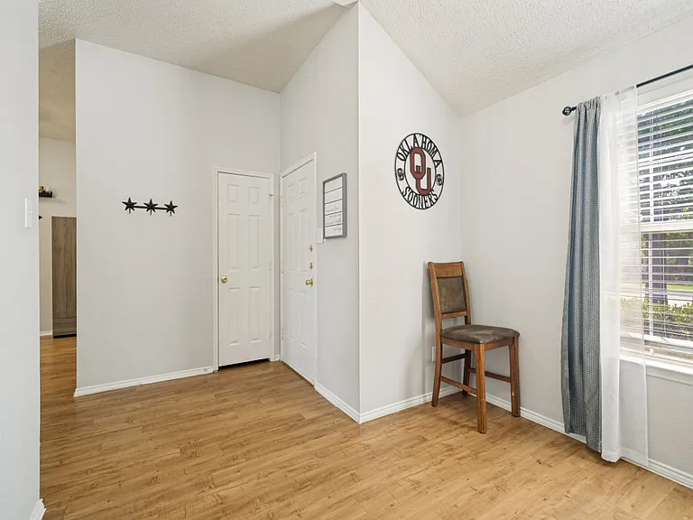1109 Alexandria Dr — Photo 5