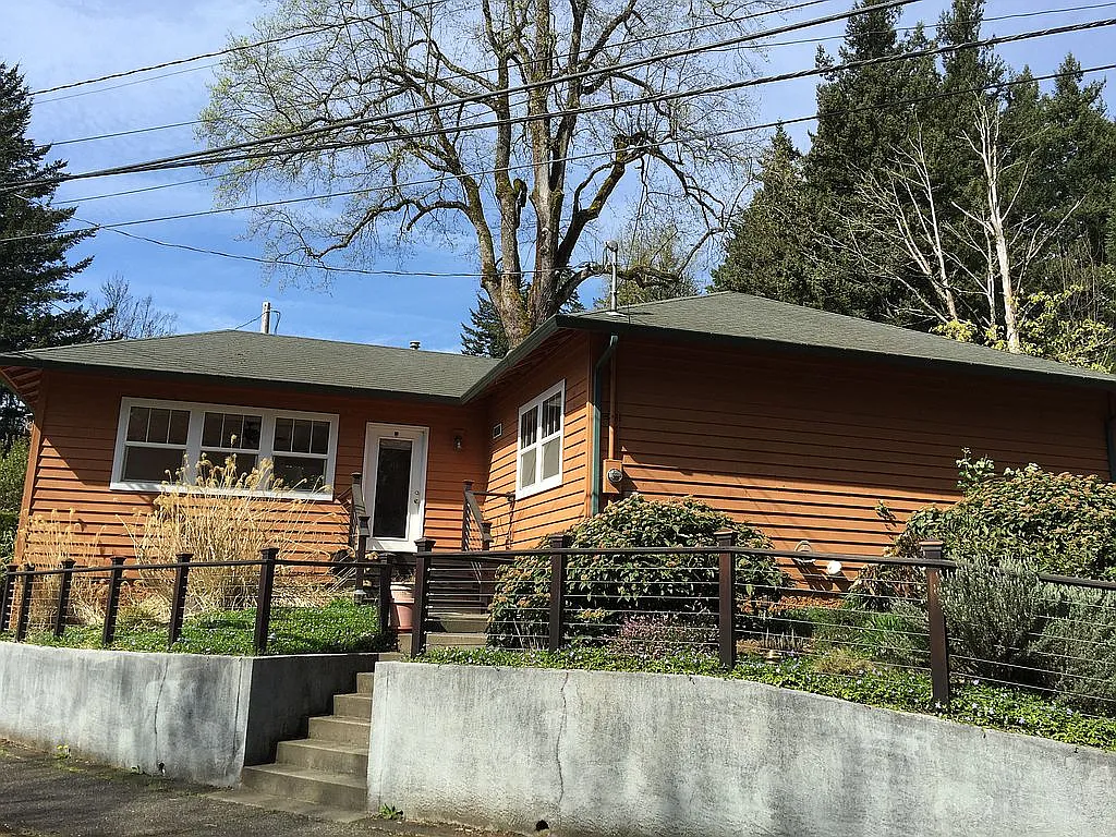 295 NW School St photo 1