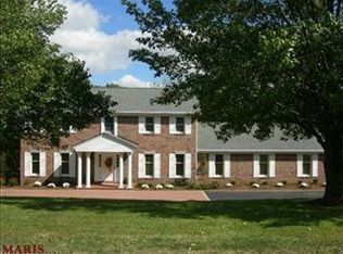 134 Chippenham Ln, Chesterfield, MO 63005