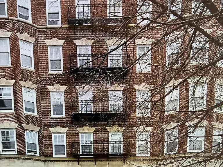 This spacious 892 sq. ft. corner unit is situated on the second floor of The Kensington, an iconic 1902 historic brick building in Cambridgeport.