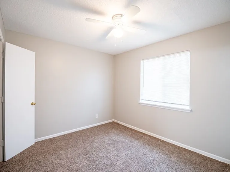 Eagle's Nest Apartments — Photo 32