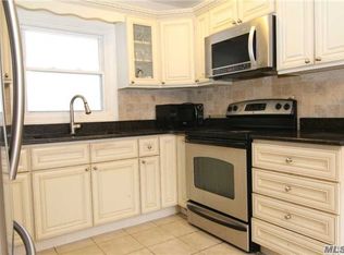 7 Teak Ct, Lake Grove, NY 11755