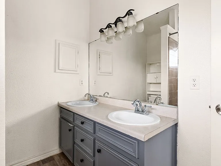 2702 Hemlock Dr — Photo 8