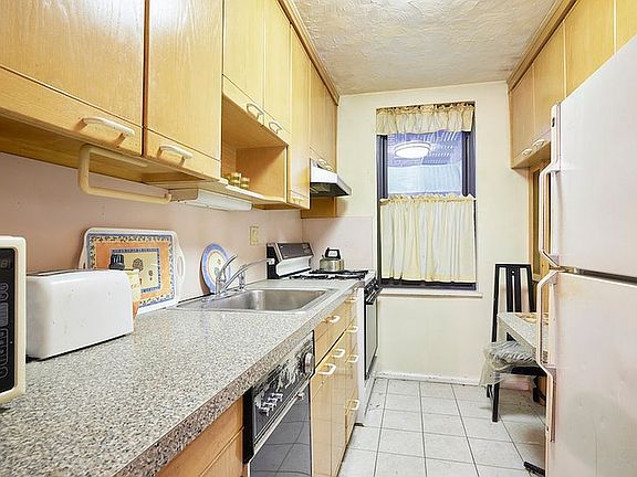3rd image of 221 E 78th St APT 1D