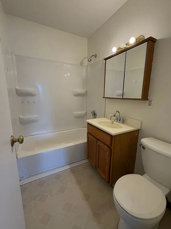2 bed, 1.0 bath, 561 sqft, $1,800 — Photo 1