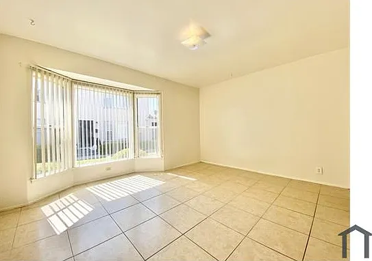 2822 W Vernon Ave — Photo 2