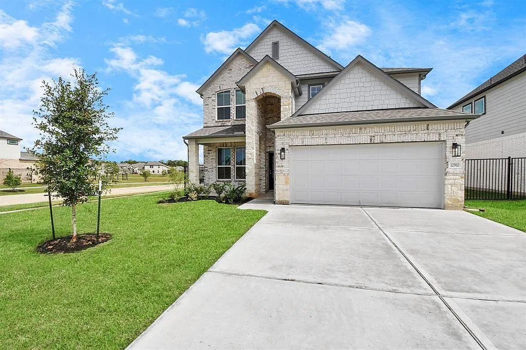 5 bed, 3.5 bath, 3291 sqft, $3,900 — Photo 2