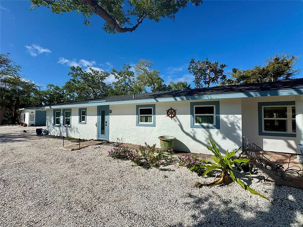 4 bed, 2.0 bath, 2600 sqft, $8,000 — Photo 2