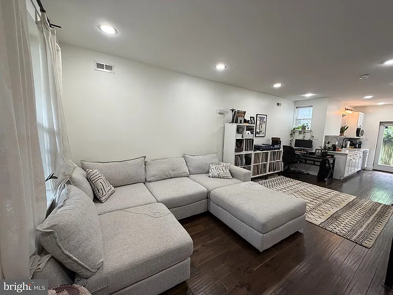 2930 Nicholas St — Photo 3