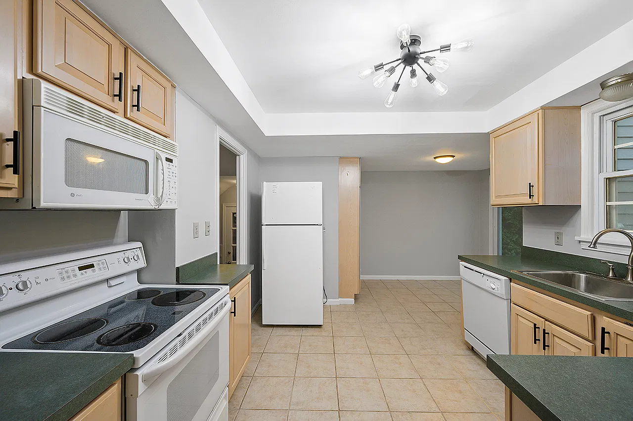 3 bed, 1.5 bath, 1905 sqft, $2,200 — Photo 4