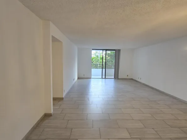 2500 Parkview Dr, Hallandale, FL