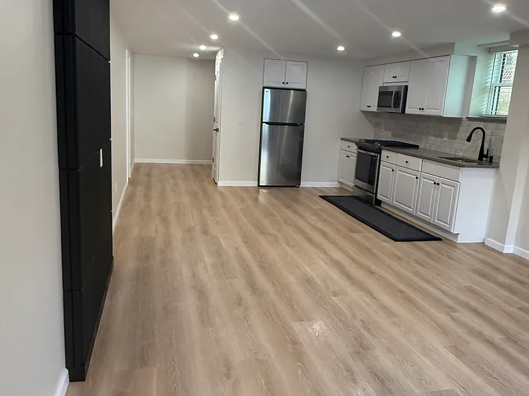 2240 Hering Ave — Photo 13
