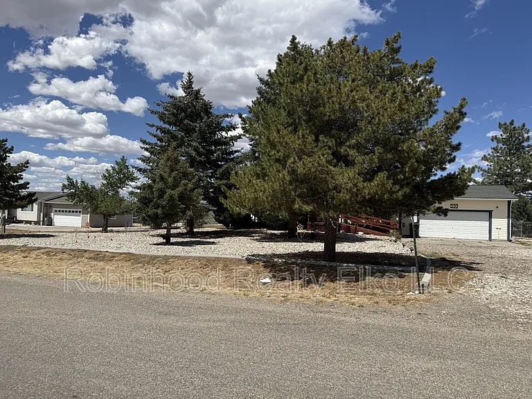 942 Bronco Dr — Photo 2