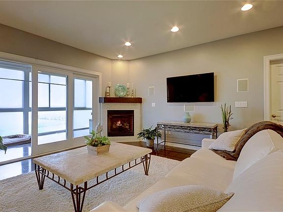 3rd image of 812 E Main St #L2e