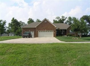 220 Squires Pointe Rd, Paris, KY 40361