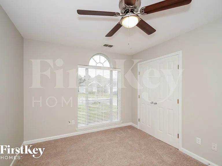 127 Renwick Ln — Photo 10