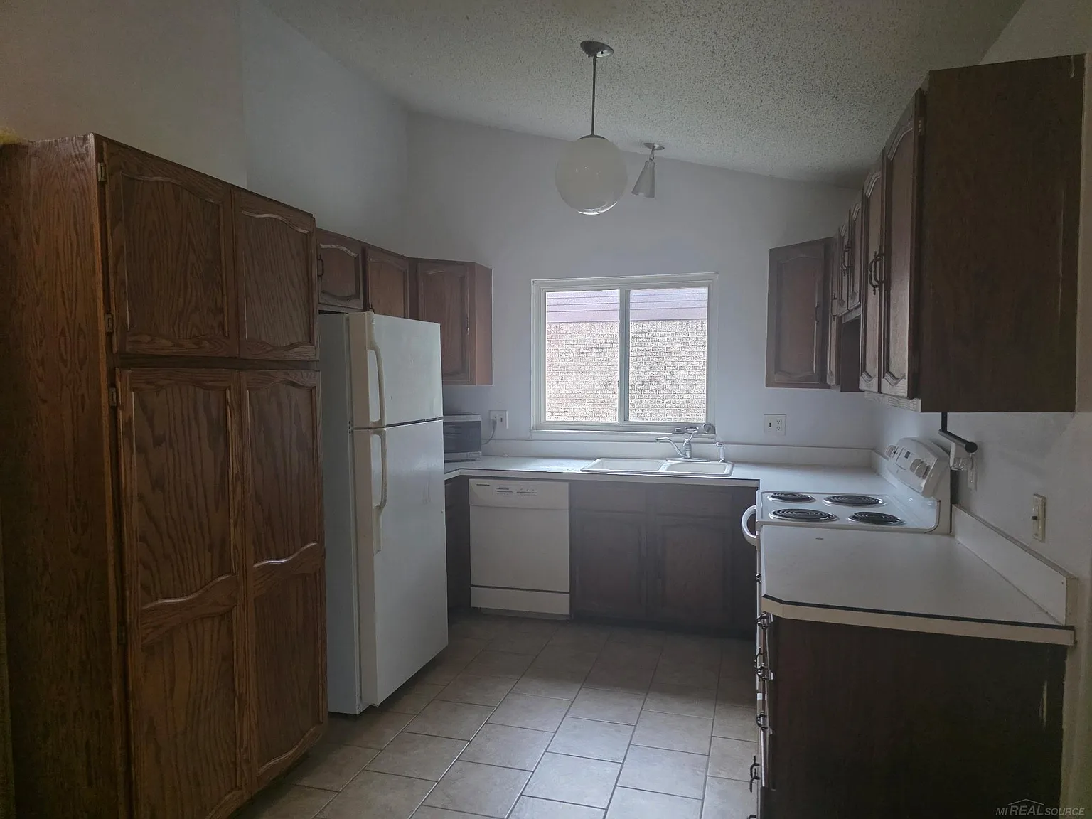 3 bed, 2.0 bath, 1648 sqft, $2,000 — Photo 3