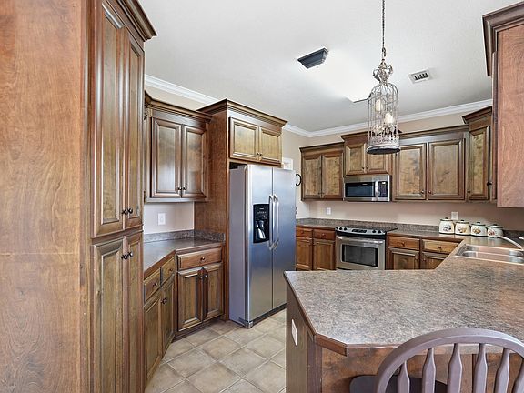 3rd image of 28 Oak Tree Cir