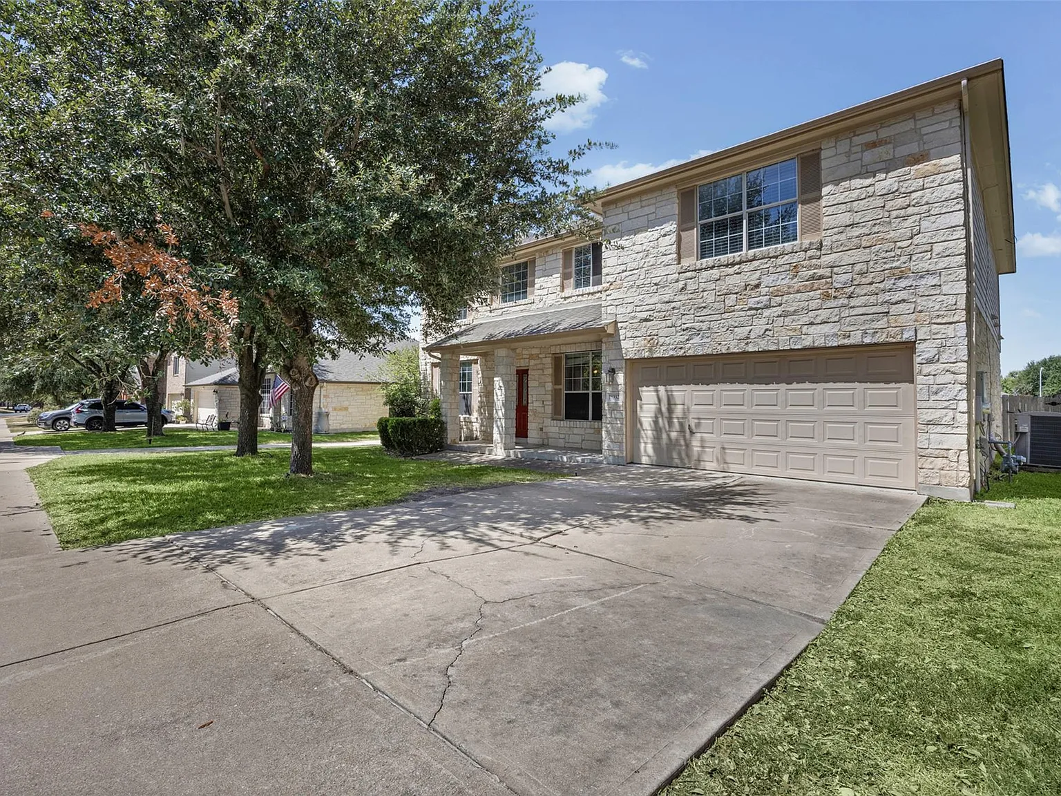 5 bed, 3.0 bath, 3684 sqft, $2,800 — Photo 2