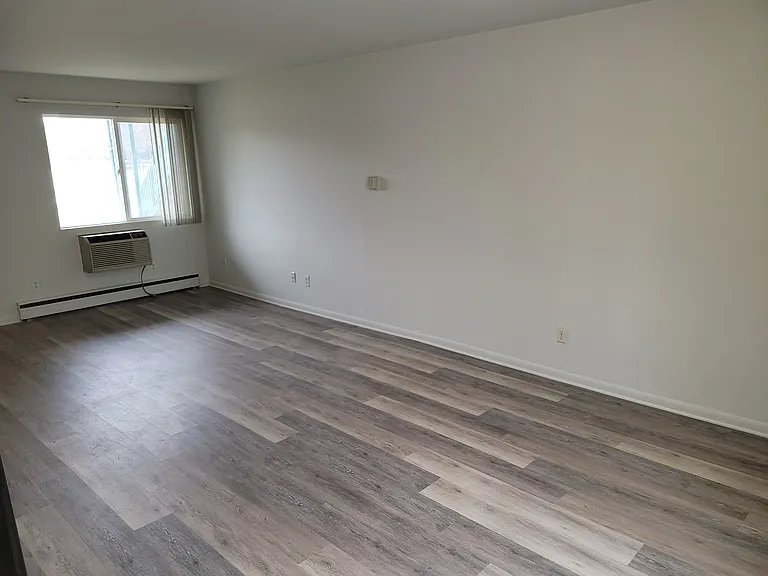 919 W Cross St #3 — Photo 5