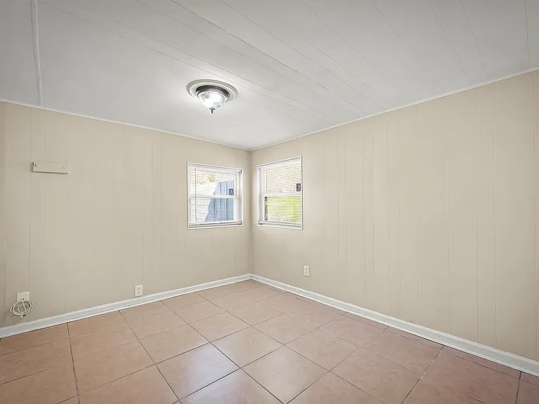 909 Westgate Dr — Photo 14