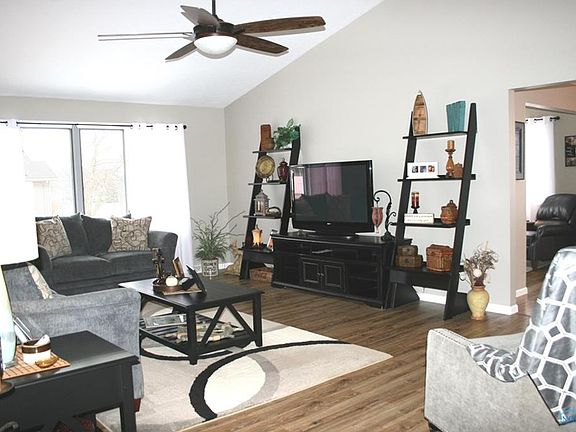 3rd image of 130 Primrose Ln