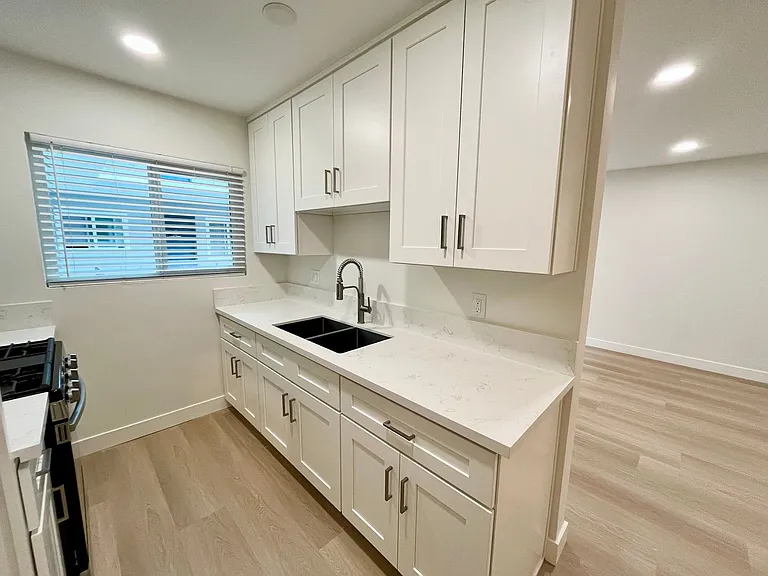 455 W Dryden St — Photo 14