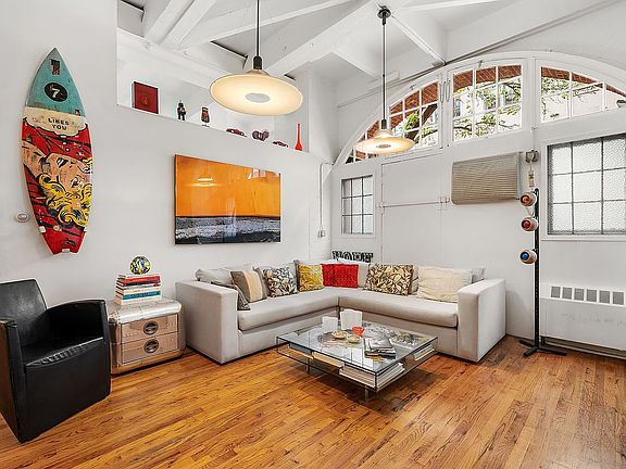 2nd image of 135 Hudson St #1R