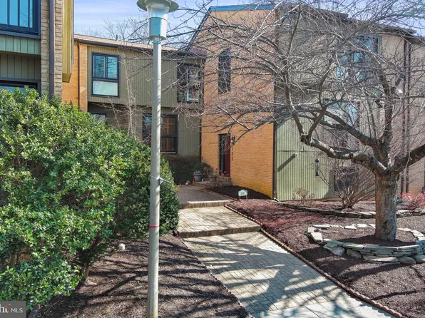 3137 Guysborough Dr, Fairfax, VA 22031