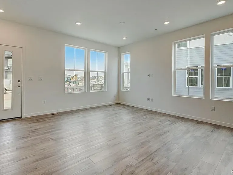 5483 Euclid Ct — Photo 16