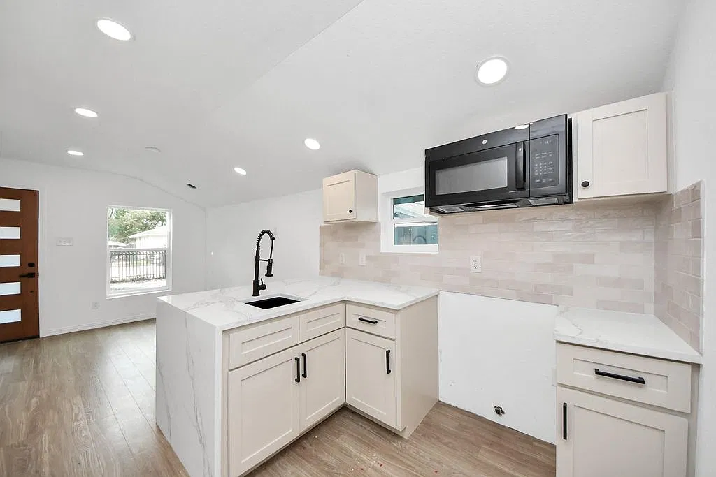 1 bed, 400 sqft, $1,200 — Photo 4