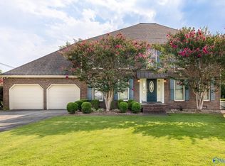 106 Village Dr, Hartselle, AL 35640