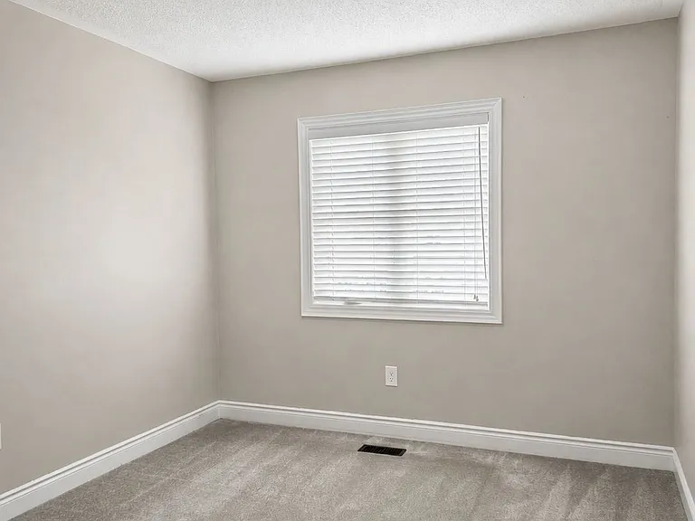 34 Arnold Cres — Photo 11