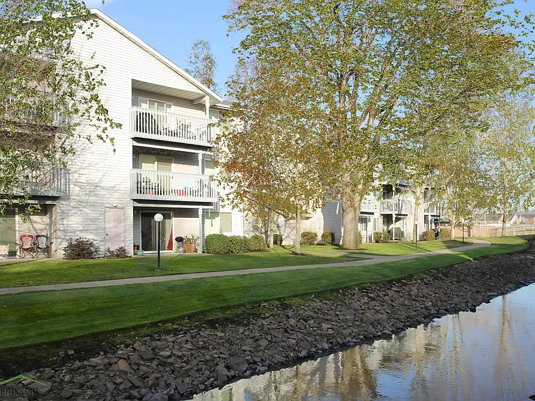 Knox Butte Apartments — Photo 10