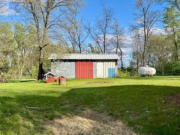 4th image of 1079 Brewster Rd