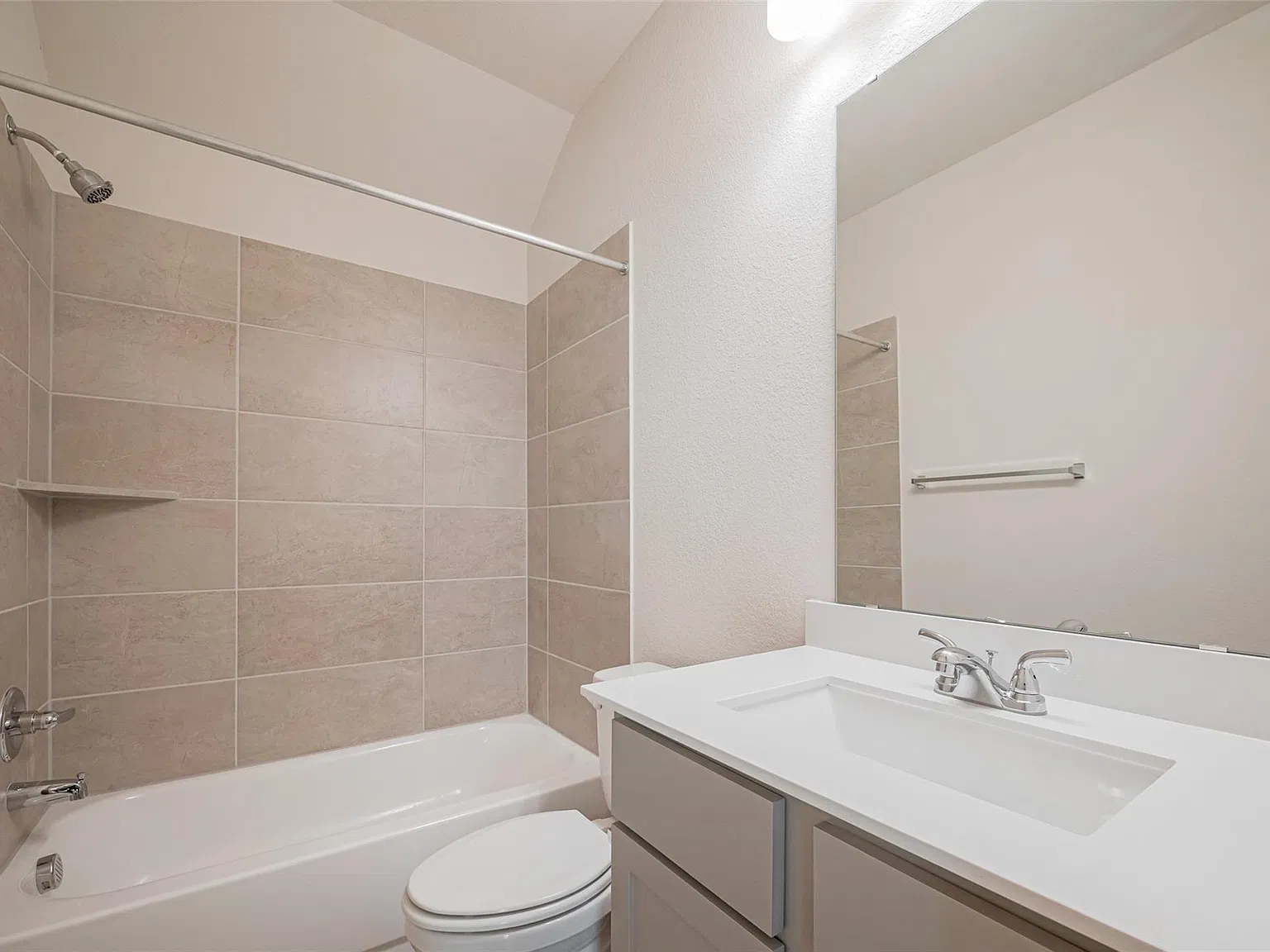 3 bed, 2.0 bath, 1732 sqft, $3,000 — Photo 4