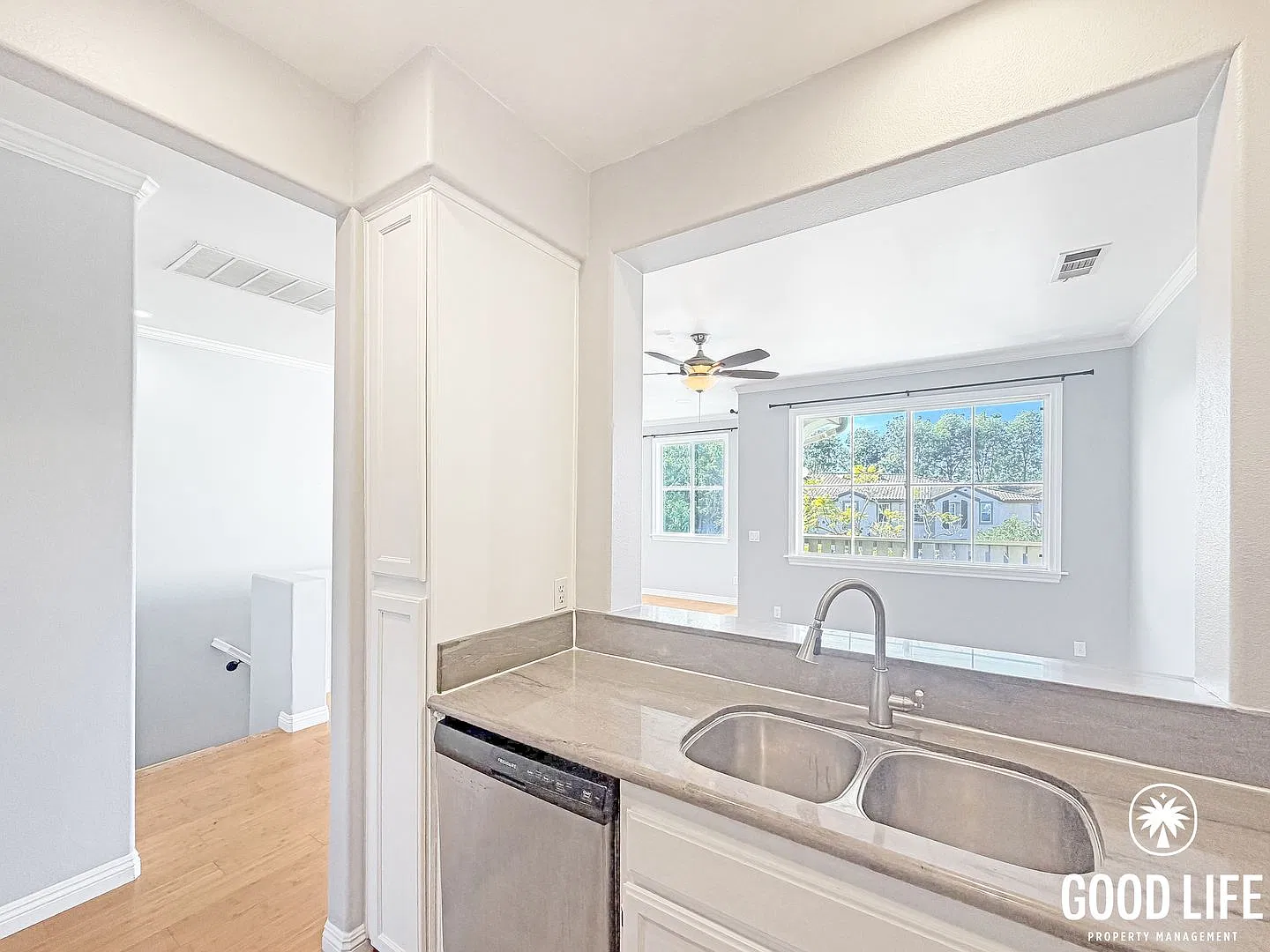 Sd: 3bd/2ba Townhome In Carlsbad W/ Balcony, Community Pool & 2-Car Garage! — Photo 4